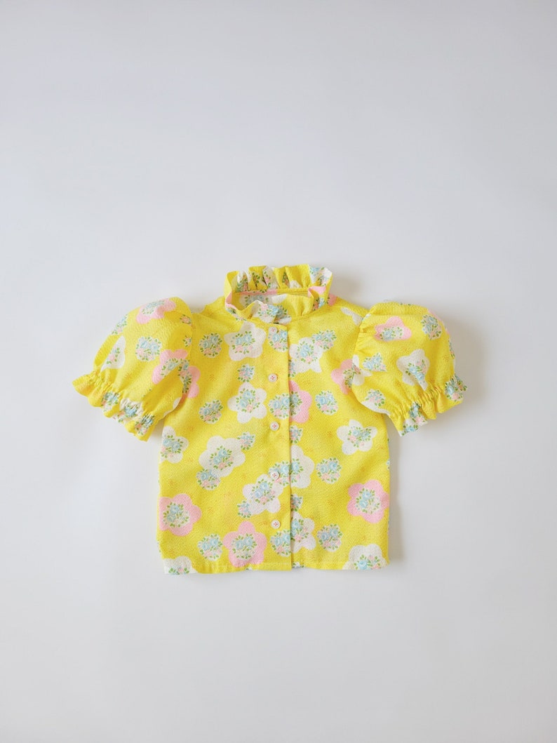 Ruffle collar shirt in bright yellow vintage printed fabric, toddler girl blouse imagem 1