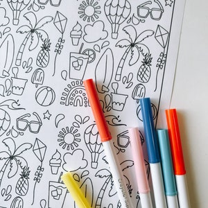 K&ouml;nnte beinhalten: Nahaufnahme von sechs bunten Markern mit wei&szlig;en F&auml;ssern und schwarzer Beschriftung "Crayola Supertips". Die Marker sind f&auml;cherf&ouml;rmig angeordnet, wobei die Spitzen zum Betrachter zeigen. Die Marker sind rot, orange, gelb, blau, hellblau und rosa.