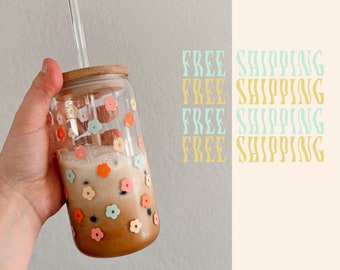 Daisy iced coffee glass cup, daisy floral coffee cup, 16 oz iced coffee tumbler lid and straw, aesthetic glass can, birthday gift tumbler