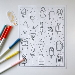 K&ouml;nnte beinhalten: Eine schwarz-wei&szlig;e druckbare Malvorlage mit verschiedenen Eis- und Eis am Stiel-Designs. Die Seite ist mit kleinen Strichen gef&uuml;llt, die Streusel darstellen.
