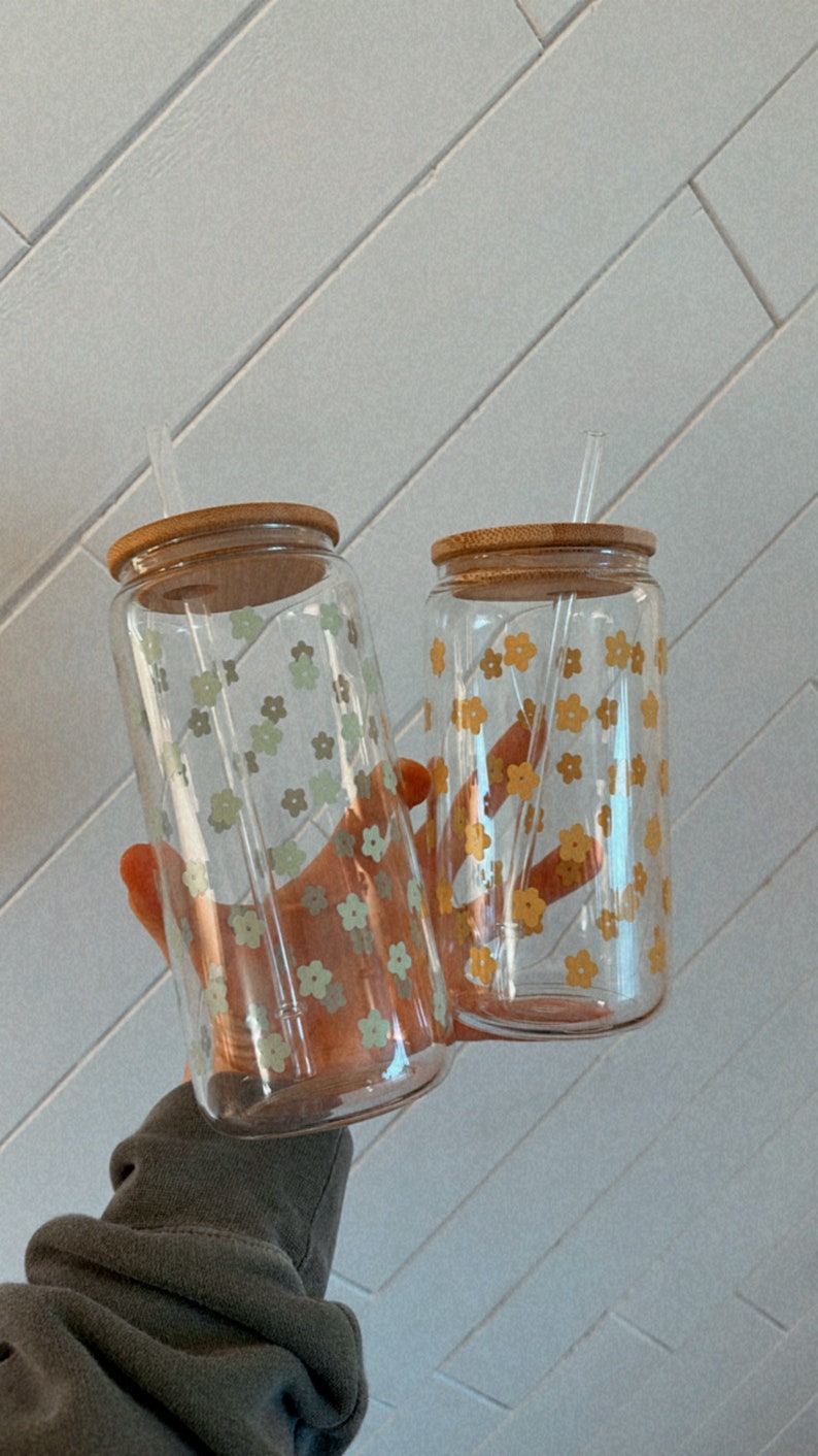 Dainty Daisies iced coffee glass to go - coffee tumbler with bamboo lid and straw - clear coffee to go cup - chic glass - gift for besties