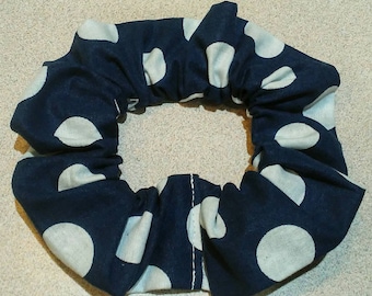 Chouchou bleu marine à pois : un élastique à cheveux rockabilly vintage
