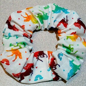 Blanco, arco iris, tie dye, multicolor, unicornios, arco iris, puntos, triángulos, criatura mítica, corbata de pelo, scrunchie, elástico, accesorio para el cabello