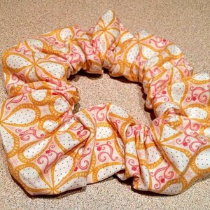 Pink, peach, orange, white, geometric abstract print, hair tie, scrunchie, elastic, hair accessory