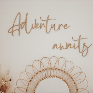 L&#39;aventure attend une enseigne avec des mots en bois pour l&#39;art mural, une décoration de chambre d&#39;enfant et un accessoire photo