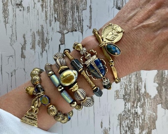 Territorio inexplorado // Pulsera de cuentas de metal mixto con dijes de escarabajo, cruz y Buda: estilo bohemio
