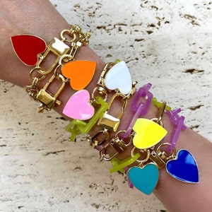 El lenguaje del amor//Pulsera con dije de corazón esmaltado: cadena rellena de oro o eslabón acrílico