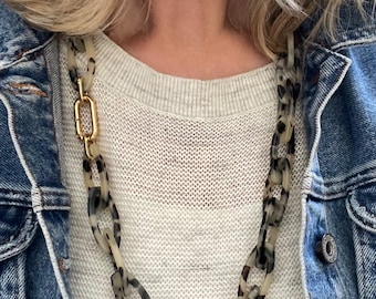 The Italian Job//Collar vintage de cadena de eslabones acrílicos, color crema carey, cierre chapado en oro