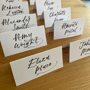 Gepersonaliseerde gevouwen plaatskaarten Bruiloft Zitplaatsen Plaatsnamen Minimalistische tafelinstellingen Evenementen Diners Plaatskaarten voor tenten Stationaire kaarten