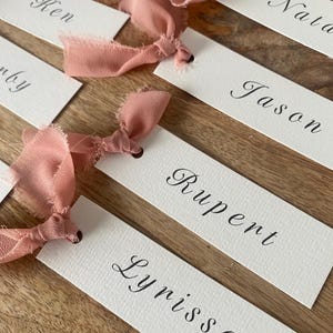 Tarjetas de lugar para bodas / Tarjeta de nombre con cinta, personalizada, Tarjeta de lugar con cinta