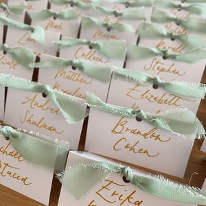 Tarjetas de lugar plegables personalizadas Nombres de lugares para asientos de boda Configuraciones de mesa minimalistas Cenas para eventos Tarjetas de lugar para carpas Tarjetas de papelería
