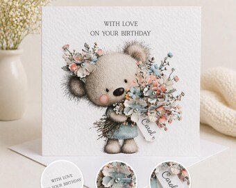 Puede incluir: Tarjeta de cumpleaños con un oso de peluche sosteniendo un ramo de flores. El oso es de color marrón claro y lleva un vestido azul. La tarjeta dice "WITH LOVE ON YOUR BIRTHAY" e incluye una etiqueta que dice "Carol".