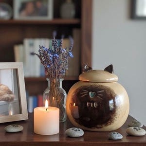 Siamese kattenurn: gepersonaliseerd huisdiergedenkteken