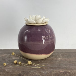 Paarse huisdier urn, violette kattenurn, paarse hondenurn, lelies, lillac