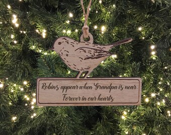 Peut inclure: Ornement de Noël en bois représentant un rouge-gorge avec le texte "Les rouges-gorges apparaissent quand Grand-père est près Pour toujours dans nos cœurs".