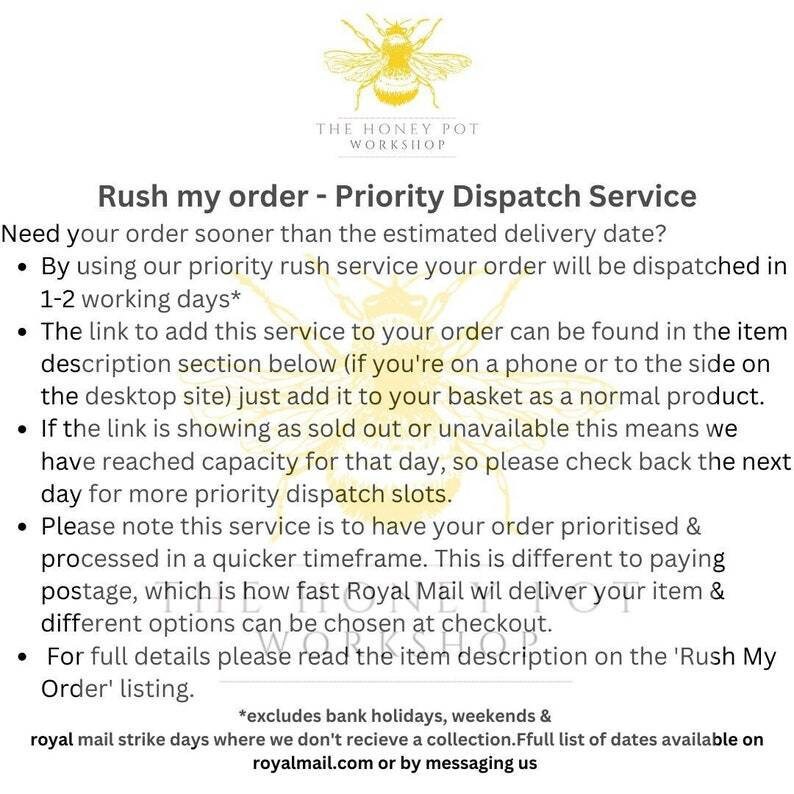Peut inclure: Image avec texte : "Rush my order - Priority Dispatch Service." Le texte explique un service d'exp&eacute;dition prioritaire pour un traitement plus rapide des commandes, avec exp&eacute;dition en 1 &agrave; 2 jours ouvrables. Logo The Honey Pot Workshop.