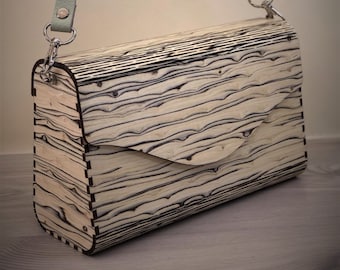 Kopertówka Ice Wood: Nowoczesna drewniana torebka ze skórzanym paskiem