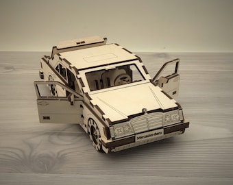 Könnte beinhalten: Ein Holzmodellbausatz eines Mercedes-Benz-Autos mit geöffneten Türen. Das Modell besteht aus lasergeschnittenem Holz und ist montagefertig.