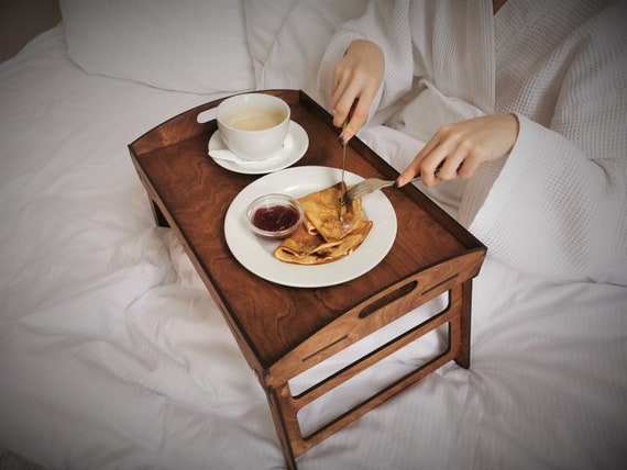 Bandeja de cama con desayuno para dos en una cama doble en un