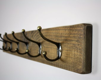 Perchero rústico de madera, madera maciza, roble oscuro encerado, montado en la pared.