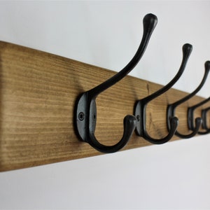 Appendiabiti rustico in legno con grandi ganci in ghisa, ganci per cappotti antichi fatti a mano, montati a parete, in rovere cerato