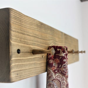 Appendiabiti rustico in legno con grandi ganci in legno, ganci per cappotti antichi fatti a mano, montati a parete, in rovere cerato