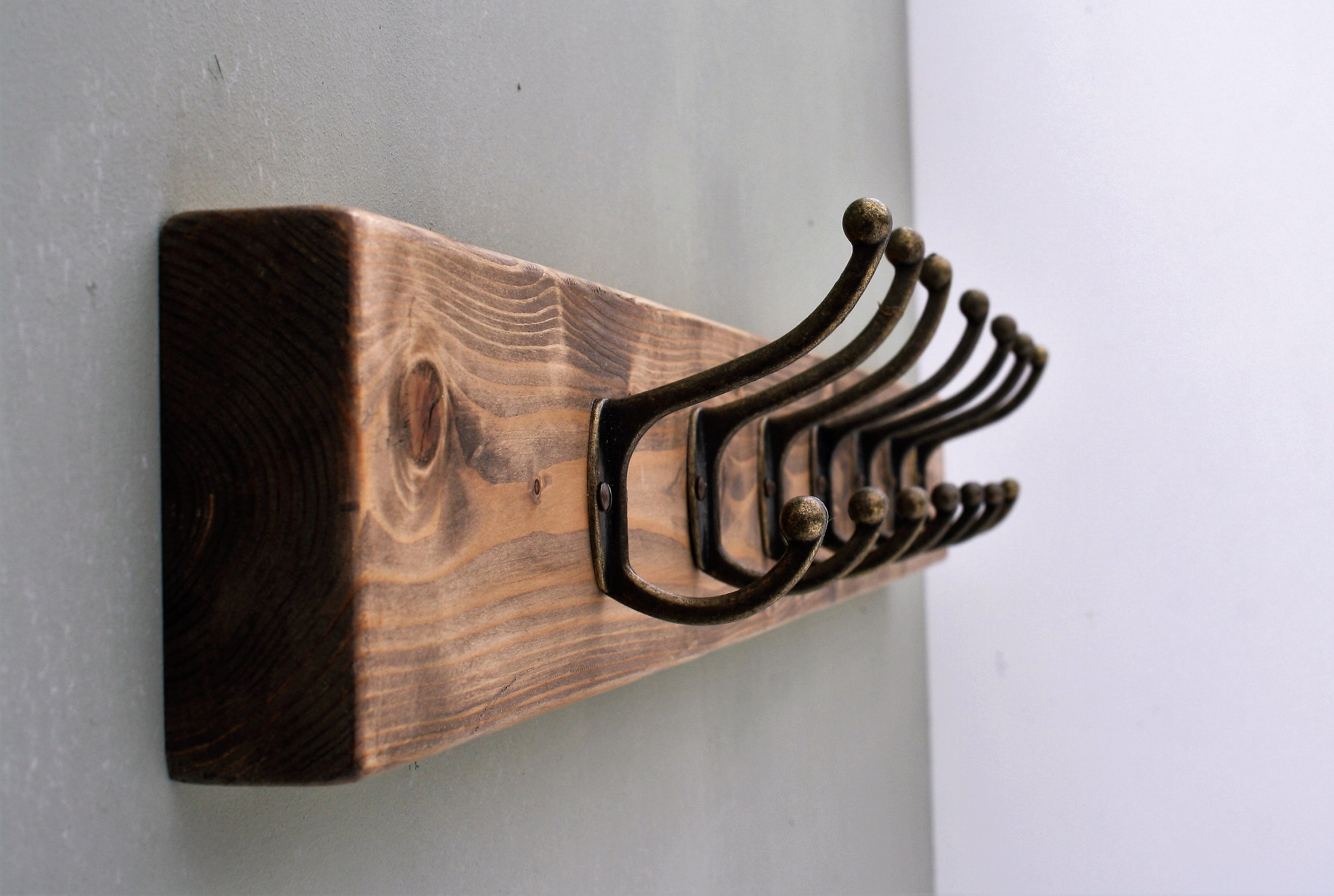 Handgefertigtes Vintage Mantelgestell Aus Recyceltem Holz Mit Gusseisen Haken – Wandgarderobe