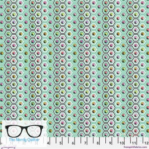Peut inclure: Tissu à motif géométrique en nid d'abeille, vert menthe, noir et multicolore. Le motif présente des formes hexagonales répétées avec des éléments cubiques colorés. Le texte "The Nerdy Quilter" est visible.
