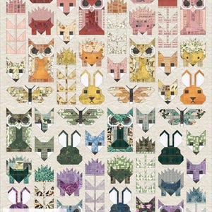 Pode incluir: Uma colcha com uma grade de motivos geométricos de animais e flores, incluindo raposas, coelhos, corujas, ouriços, borboletas e flores em várias cores e padrões. O canto inferior esquerdo exibe óculos pretos e o texto The Nerdy Quilter.