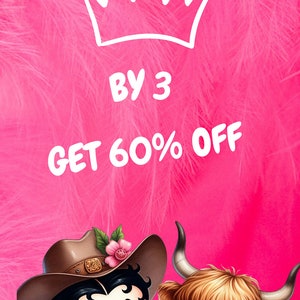 Może przedstawiać: R&oacute;żowe tło z białą koroną i tekstem "BY 3 GET 60% OFF". Rysunkowa postać kowbojki w brązowym kapeluszu i kratkowanej koszuli jadącej na brązowej krowie szkockiej.