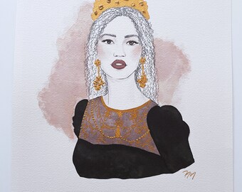 Può includere: Un'illustrazione ad acquerello di una donna con una corona e orecchini dorati. Indossa un abito nero con ricami dorati. Lo sfondo è un acquerello rosa tenue.