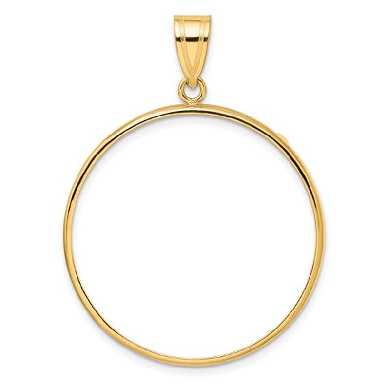 Puede incluir: Un colgante dorado con un dise&ntilde;o circular. El colgante presenta un lazo en la parte superior para una cadena y un marco circular. El colgante est&aacute; hecho de un metal brillante y reflectante.
