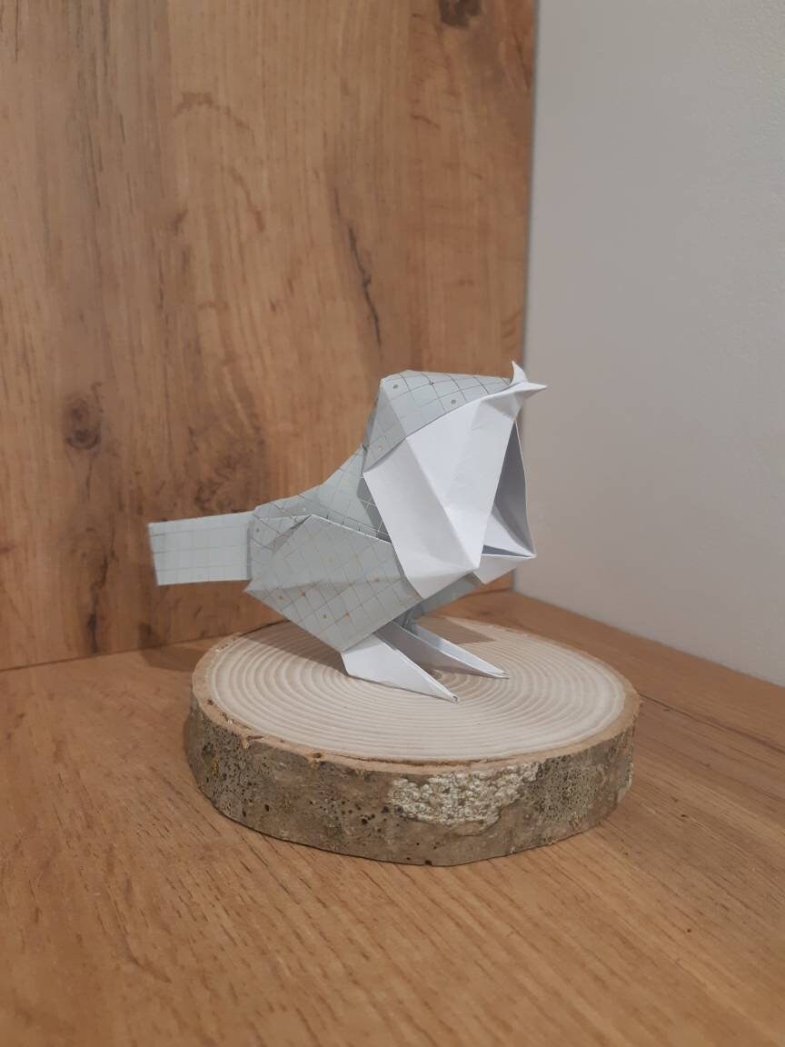 Origami Oiseau Moineau sur Son Rondin de Bois