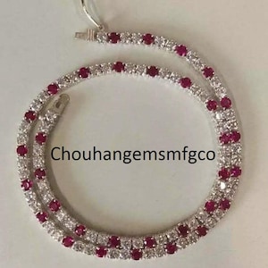 Puede incluir: Un collar plateado con piedras preciosas rojas y transparentes alternas. El collar está hecho de pequeñas piedras preciosas redondas, colocadas muy juntas. El texto "Chouhangemsmfgco" está impreso en la imagen.