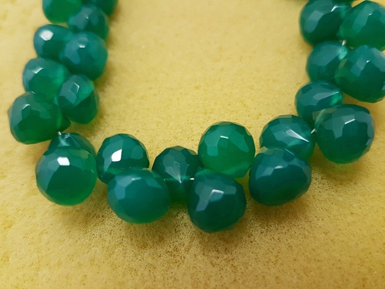 Natural Green Onyx Faceted Onion beads,green onyx Onion,AAA quality green onyx Onion,green onyx Onion shape Briolettes,7 mm,Approx 8 Inches