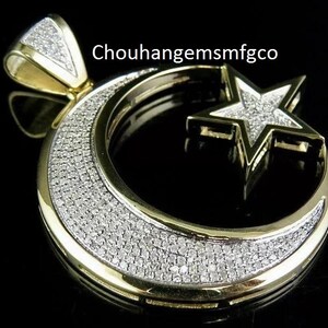 Könnte beinhalten: Ein goldfarbener Anhänger mit einem Halbmond und einem Stern, beide besetzt mit kleinen, funkelnden Steinen. Der Anhänger hat eine Öse für eine Kette und den Text "Chouhanggemsmfgco".