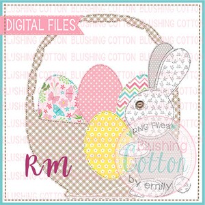 Puede incluir: Un diseño de archivo digital que presenta una cesta de Pascua con huevos y un conejito. La cesta tiene un patrón a cuadros marrón y blanco. Los huevos son rosas, amarillos y estampados con diseños florales y de chevron. El conejito es gris y blanco con nariz de botón. El texto incluye "DIGITAL FILES".