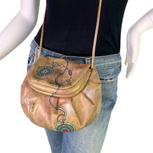 Fantasia Nancy Vintage c. Bolsa crossbody de couro pintada à mão com dobradiças dos anos 80