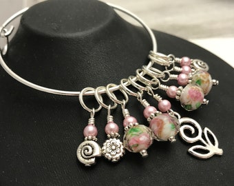 Pulsera con marcador de punto de flor: Pulsera con dijes de crochet
