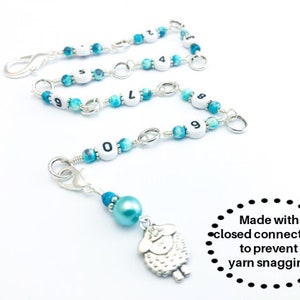 Könnte beinhalten: Ein silberner und blauer Perlen-Stichzähler mit einem Schaf-Anhänger. Der Zähler zeigt die Zahlen von 0 bis 9. Hergestellt mit geschlossenen Verbindungen, um zu verhindern, dass das Garn hängen bleibt.