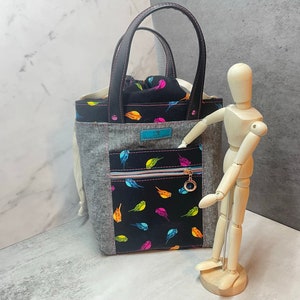 Projeto de bolsa com cordão Rainbow Birds: bolsa para artesanato em tricô e crochê