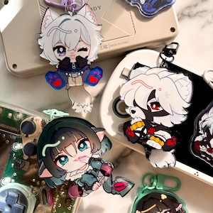 Op de afbeelding: Een verzameling sleutelhangers met anime-personages. De sleutelhangers tonen kleurrijke ontwerpen van stripfiguren met dierlijke kenmerken. Elke sleutelhanger heeft een metalen sluiting.
