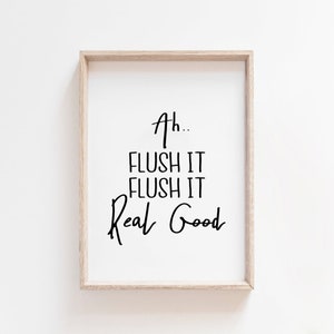 Puede incluir: Una impresi&oacute;n enmarcada con el texto "Ah... Flush it Flush it Real Good" en fuente cursiva negra sobre un fondo blanco.