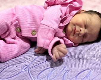 Couverture pour bébé en tricot violet lilas - avec broderie