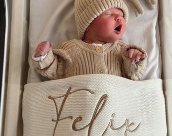 Gestrickte Babydecke in gebrochenem Weiß – mit Stickerei