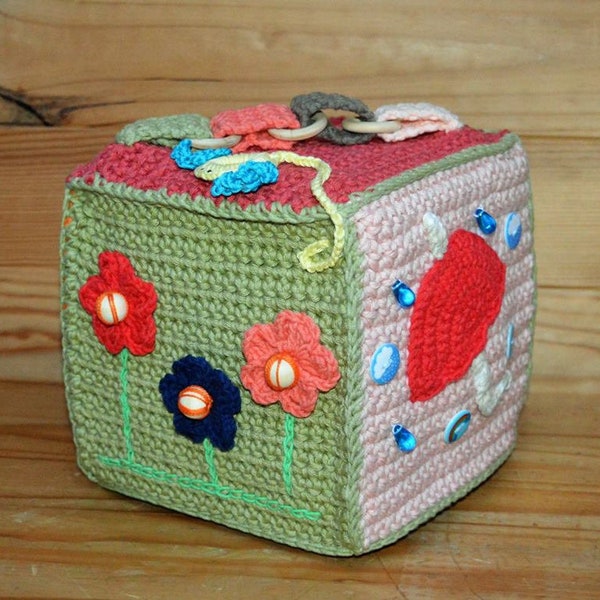 Cube d'éveil au crochet, idée cadeau naissance