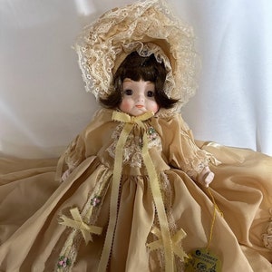 Doll ~ Porcelain ~ Girl ~ Musical ~ Vintage