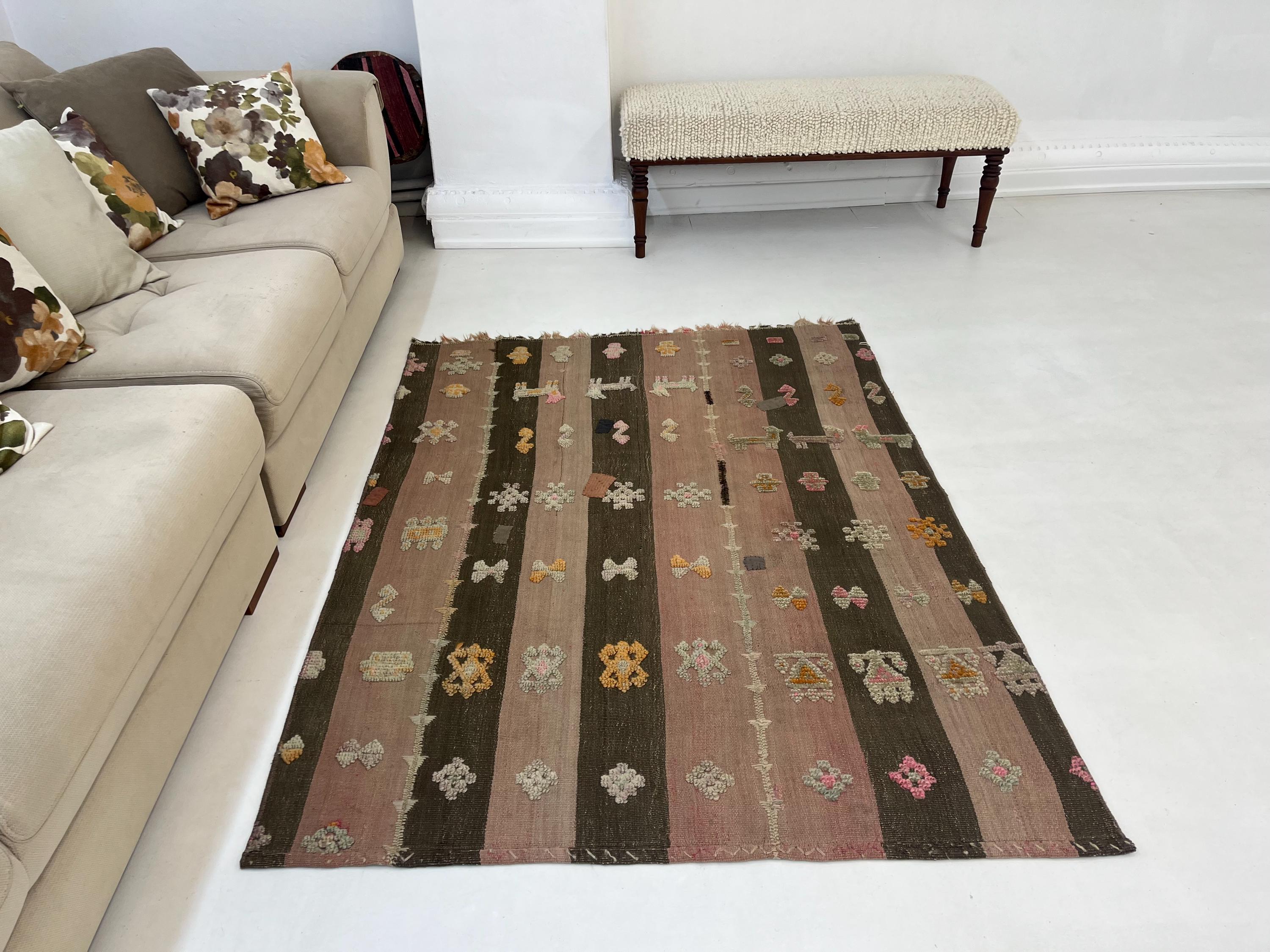 ヴィンテージアナトリアキリムラグ：カラフルなストライプ柄の