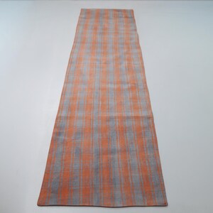 Alfombra de pasillo estrecha, estilo Kilim turco vintage, de 2'6 x 9'4 pulgadas, a rayas naranjas.