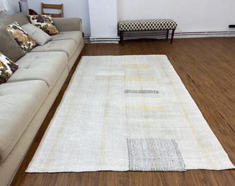 Tapete vintage turco de cânhamo, 1,63 m x 2,64 m, com listras brancas e amarelas, ideal para decoração de sala de estar e quarto.